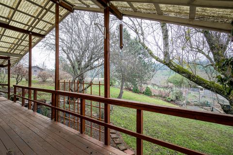Single Family Residence in Gold Hill OR 1121 Sardine Creek Road 13.jpg