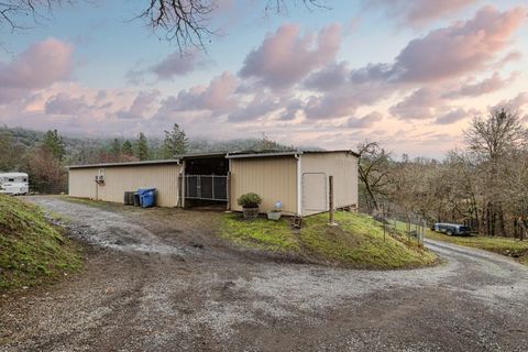 Single Family Residence in Gold Hill OR 1121 Sardine Creek Road 17.jpg