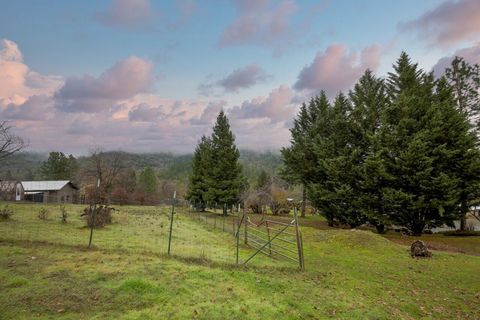 Single Family Residence in Gold Hill OR 1121 Sardine Creek Road 15.jpg