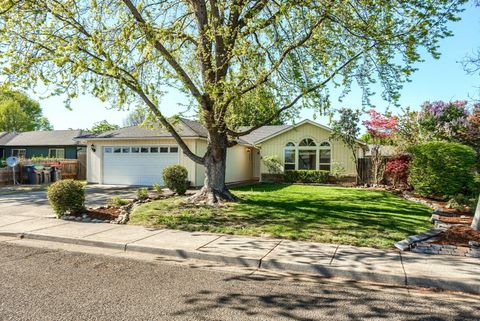 Single Family Residence in Central Point OR 1165 Gate Park Drive.jpg