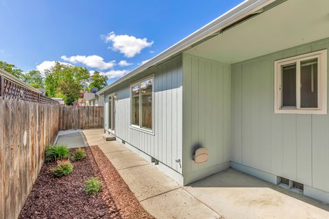 Single Family Residence in Grants Pass OR 1781 SE Brookhurst Way 18.jpg