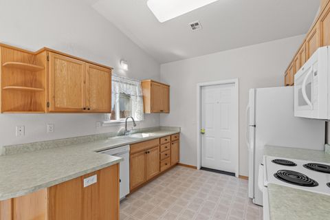 Single Family Residence in Grants Pass OR 1781 SE Brookhurst Way 6.jpg