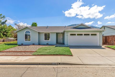 Single Family Residence in Grants Pass OR 1781 SE Brookhurst Way.jpg
