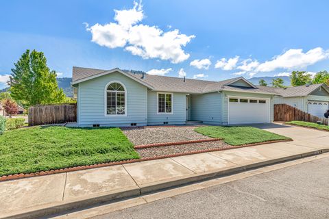 Single Family Residence in Grants Pass OR 1781 SE Brookhurst Way 1.jpg