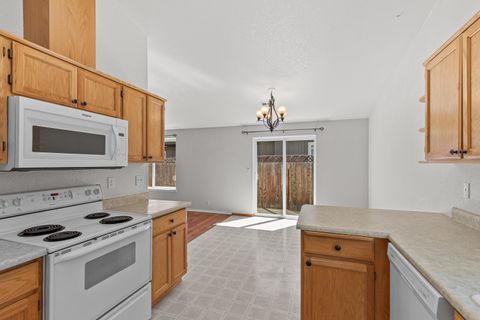 Single Family Residence in Grants Pass OR 1781 SE Brookhurst Way 7.jpg