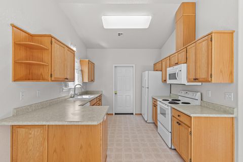 Single Family Residence in Grants Pass OR 1781 SE Brookhurst Way 5.jpg