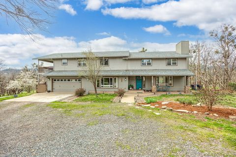 Single Family Residence in Medford OR 4040 Dark Hollow Road.jpg