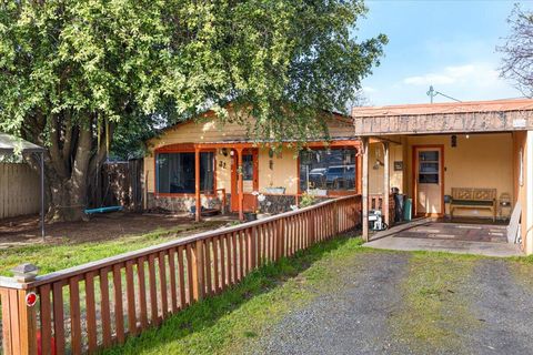Single Family Residence in Medford OR 32 Chestnut Avenue.jpg