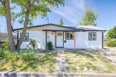 Single Family Residence in Grants Pass OR 730 SW Greenwood Avenue.jpg