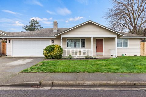 Single Family Residence in Central Point OR 300 Glenn Way.jpg