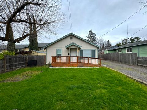 Single Family Residence in Medford OR 32 Lincoln Street.jpg