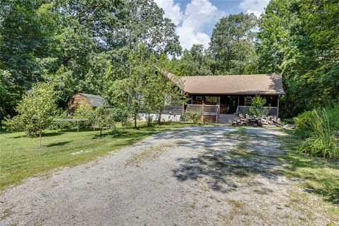 Cabin in Pickens SC 140 Hiawatha Trail.jpg