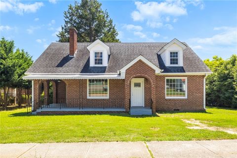 Single Family Residence in Iva SC 202 E Green Street.jpg