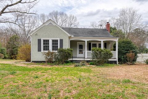 Single Family Residence in Spartanburg SC 131 Ponce De Leon Avenue.jpg