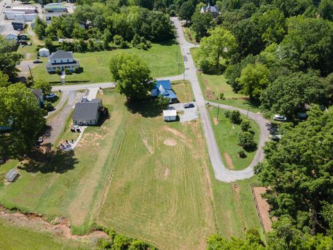 Single Family Residence in Campobello SC 114 Montgomery Street 2.jpg