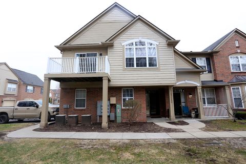 Condominium in Canton_Wayne MI 47599 Pembroke Dr.jpg