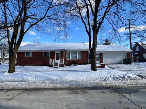 Single Family Residence in Dearborn Wayne MI 1301 HOLLYWOOD Street.jpg