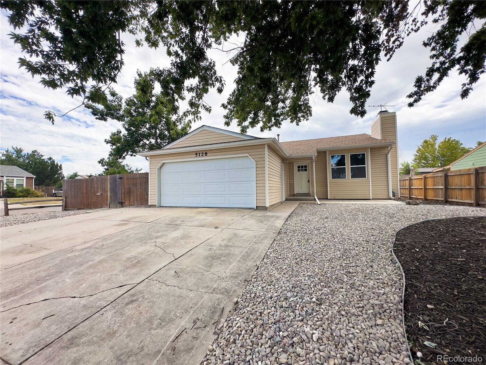 5128 Columbus Way, Denver, CO 80239 photo