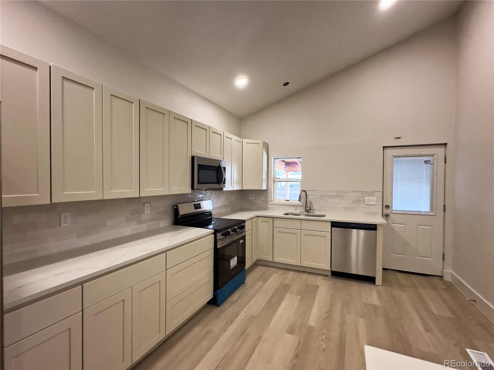 5128 Columbus Way, Denver, CO 80239 photo