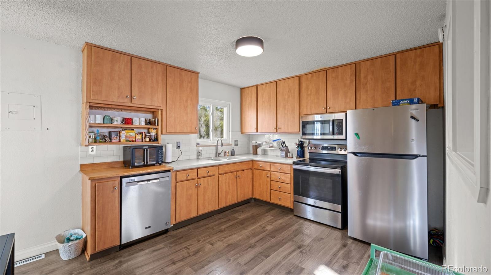 946 Hutchinson Dr, Colorado Springs, CO 80910 photo