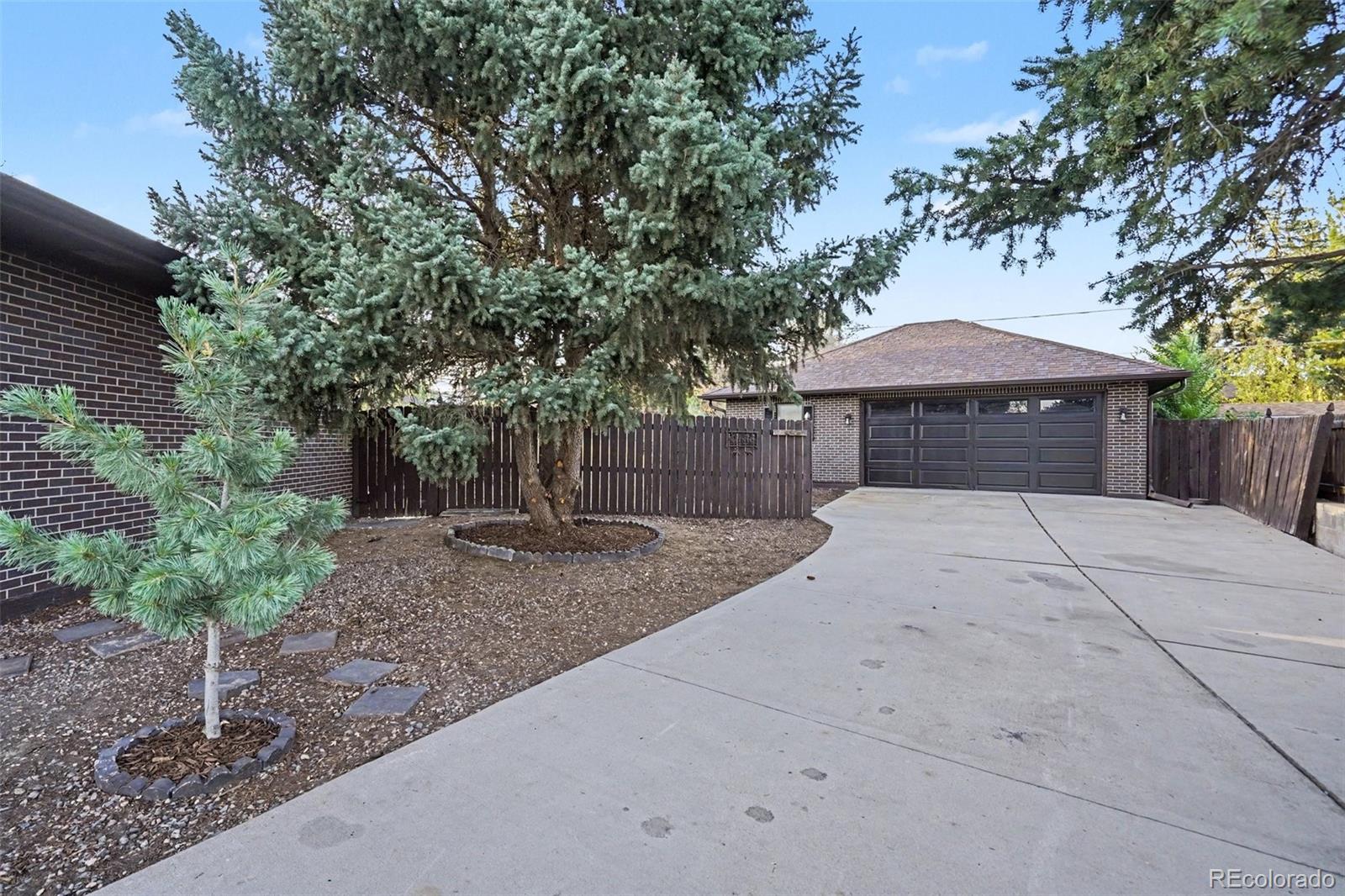 559 Elbert Way, Denver, CO 80221 photo