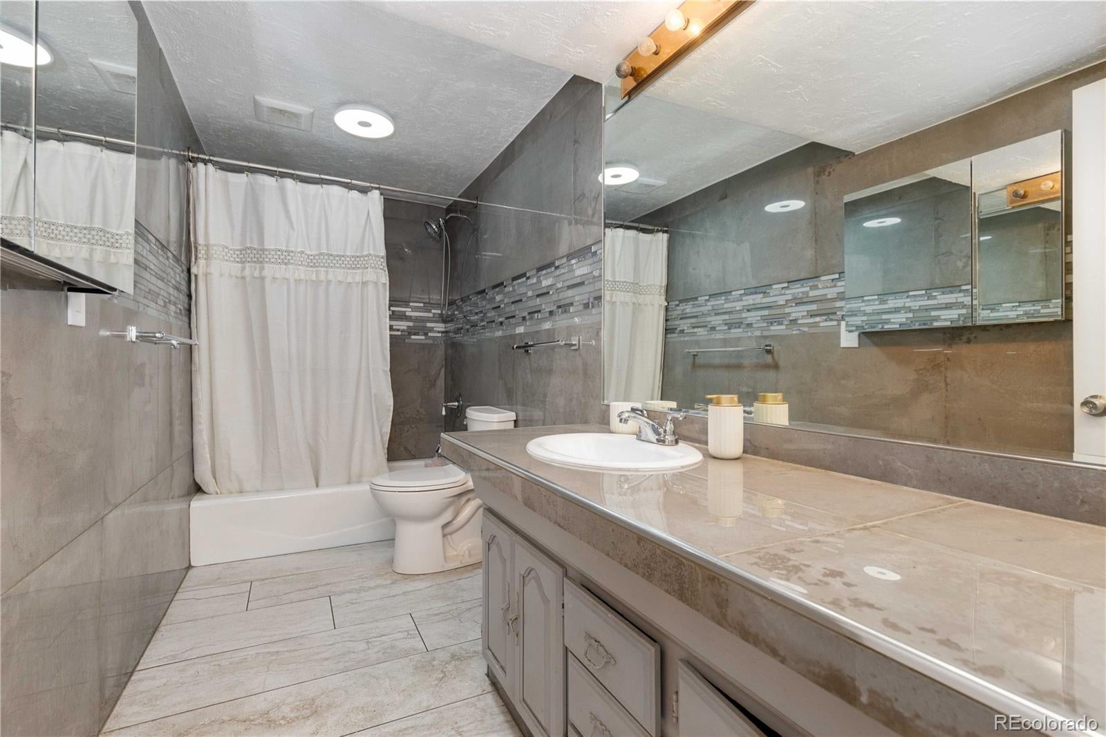 5425 Columbine Ln, Denver, CO 80221 photo