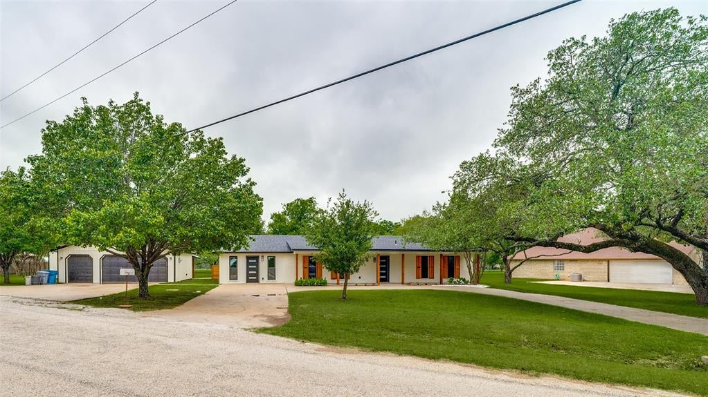 512 Grandview Dr, Granbury, TX 76049 photo