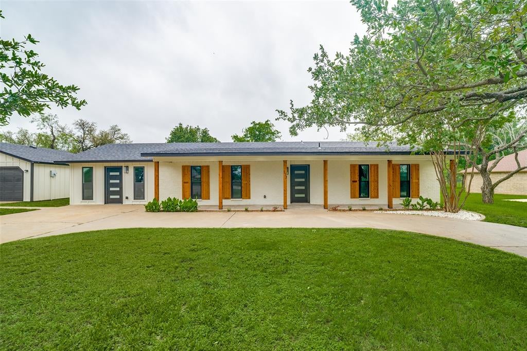 512 Grandview Dr, Granbury, TX 76049
