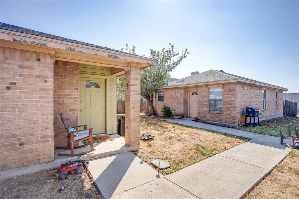121 Cambridge Dr, Saginaw, TX 76179