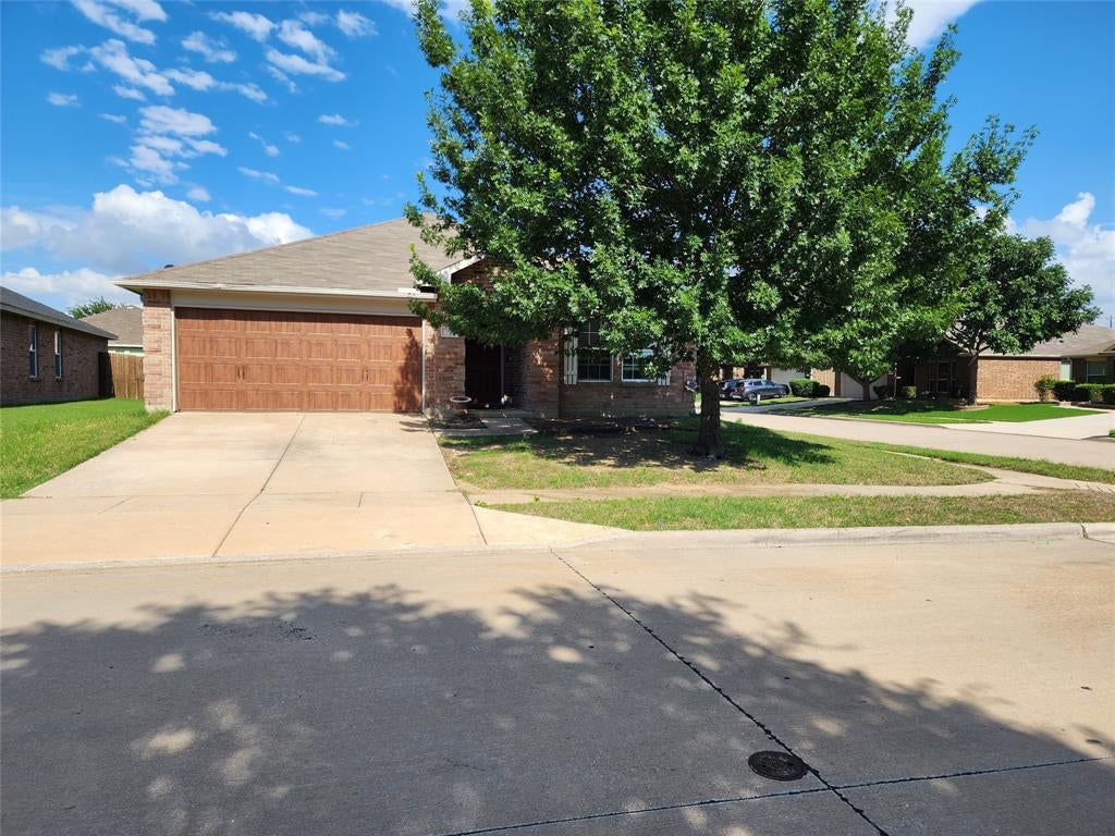 700 Swan Dr, Aubrey, TX 76227