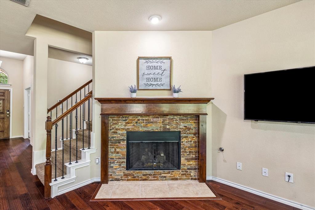 8 Duskview Ln, Edgecliff Village, TX 76134 photo