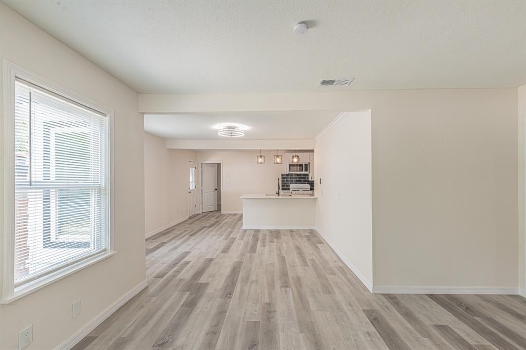 426 NE 29 St, Grand Prairie, TX 75050 photo