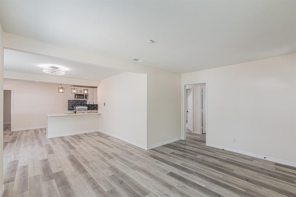 426 NE 29 St, Grand Prairie, TX 75050 photo