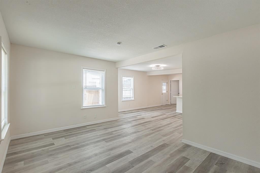 426 NE 29 St, Grand Prairie, TX 75050 photo