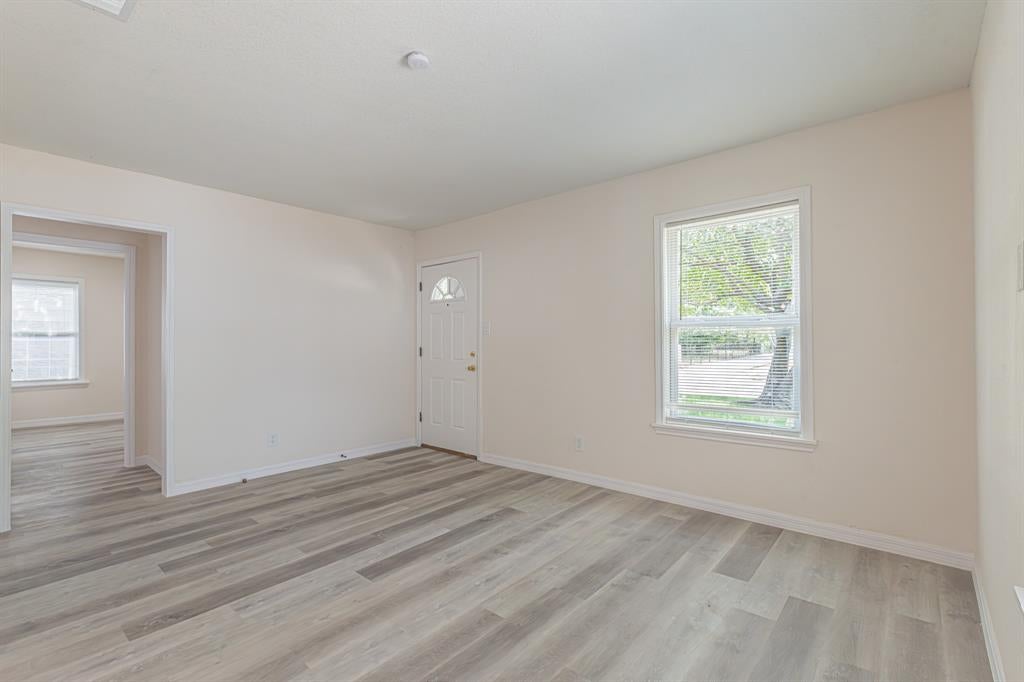 426 NE 29 St, Grand Prairie, TX 75050 photo
