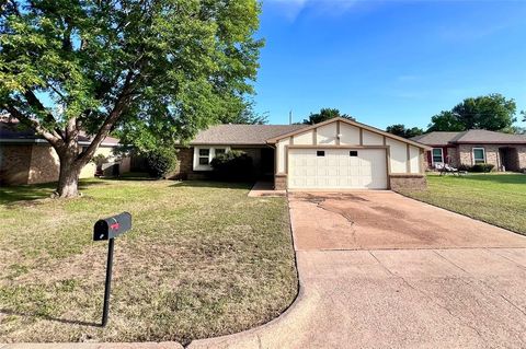 Single Family Residence in Benbrook TX 1612 Prince Court.jpg