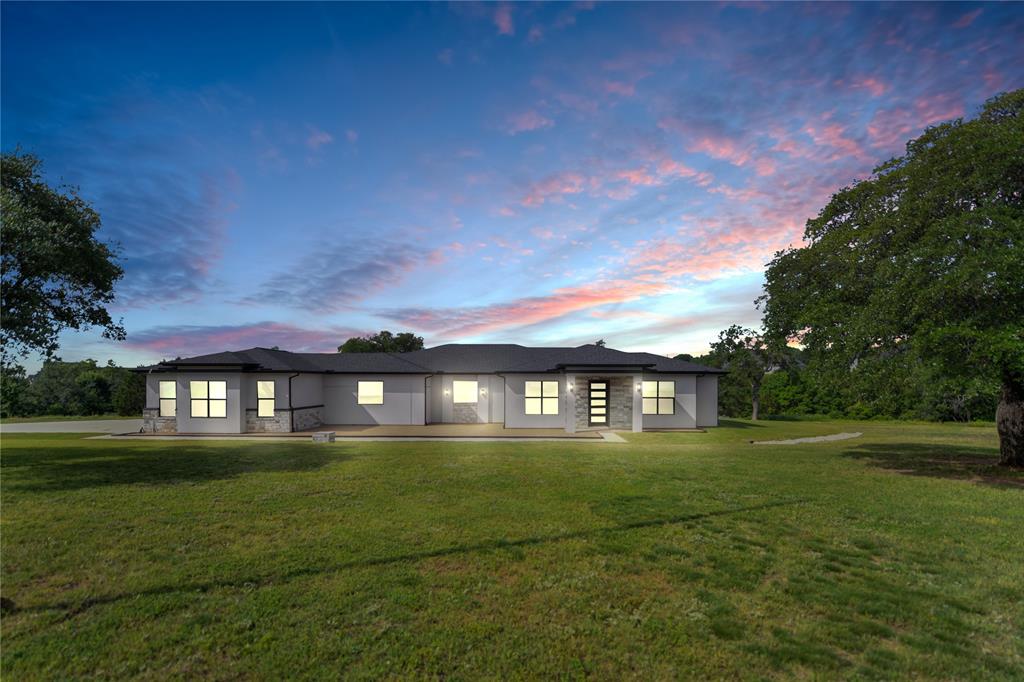 1050 Kingsley Ct, Weatherford, TX 76087