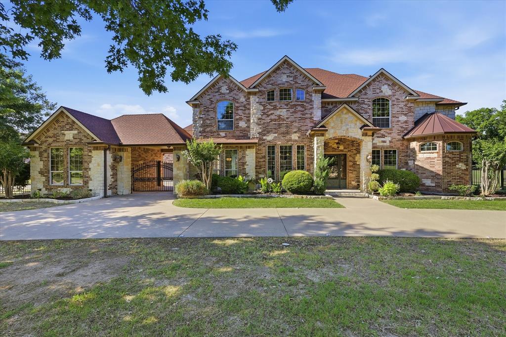 2056 Willow Bend Dr, Oak Leaf, TX 75154