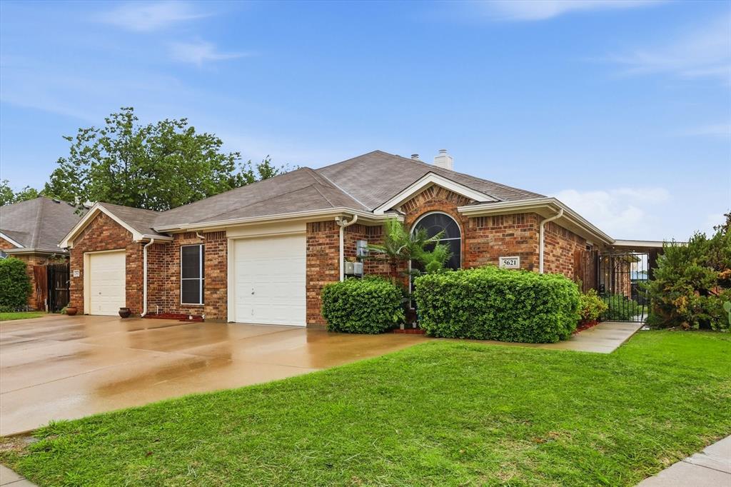 5621 Swords Dr, Fort Worth, TX 76137
