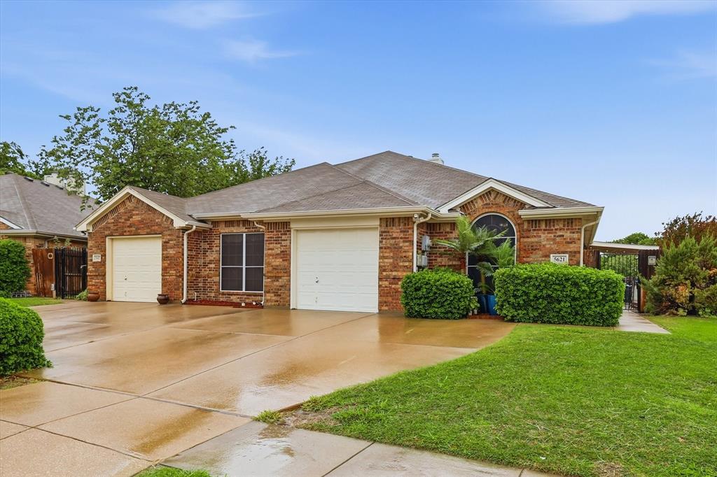 5621 Swords Dr, Fort Worth, TX 76137 photo