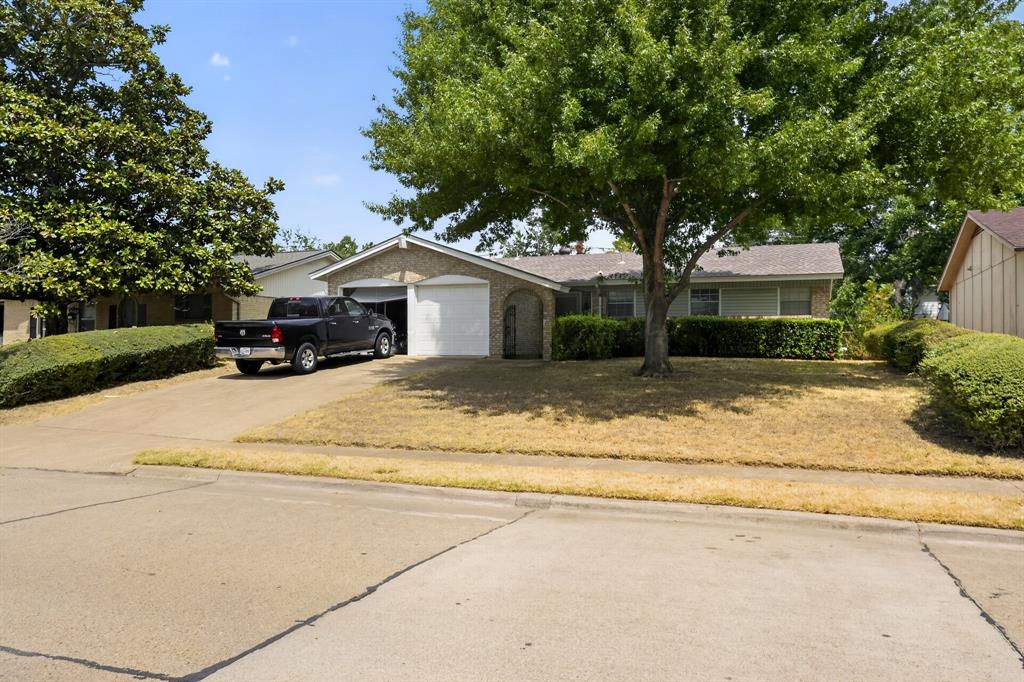 2125 Meadow Gln, Irving, TX 75060