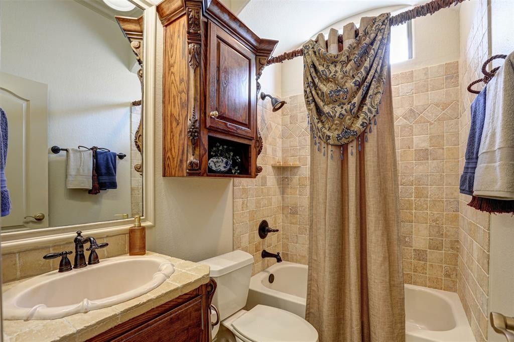 2141 Farrington Ln, Hurst, TX 76054 photo