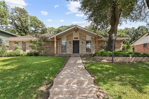 Single Family Residence in Azle TX 212 Timberlake Drive.jpg