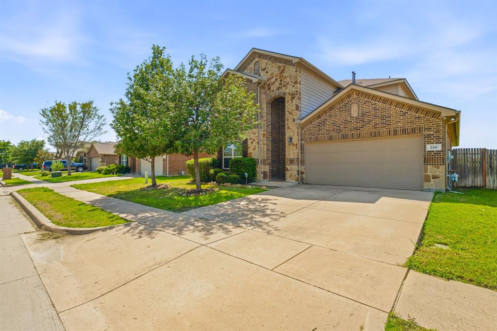 229 Pin Cushion Trl, Burleson, TX 76028
