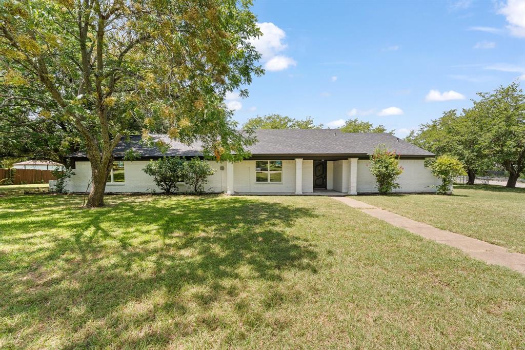 202 Roaring Spring Dr, Joshua, TX 76058