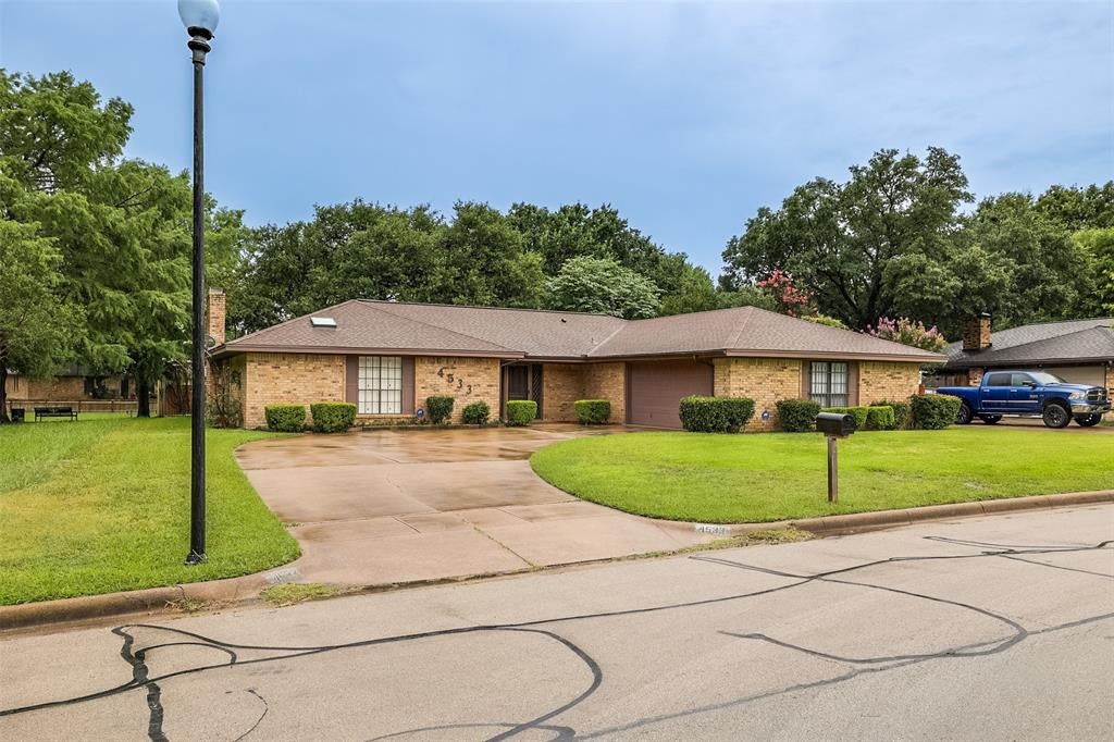 4533 Cinnamon Hill Dr, Fort Worth, TX 76133 photo
