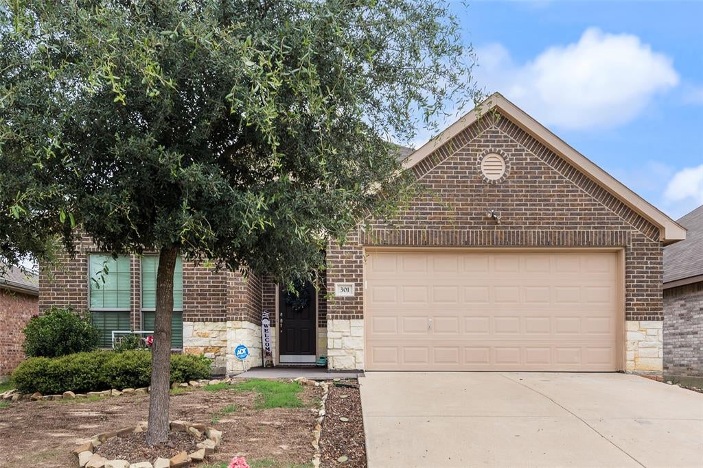 301 Billy Wickliffe Dr, Wilmer, TX 75172