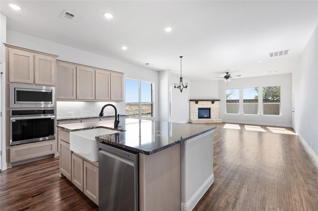 613 Brazos Dr, Van Alstyne, TX 75495