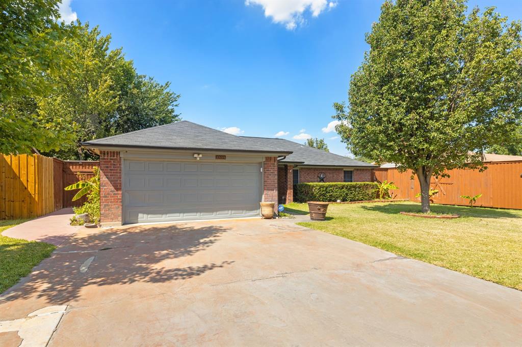 2505 Cloverdale St, Arlington, TX 76010 photo