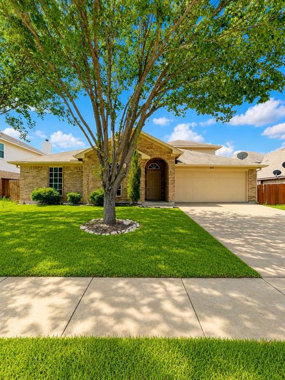 825 Forest Heights Dr, Fort Worth, TX 76036 photo